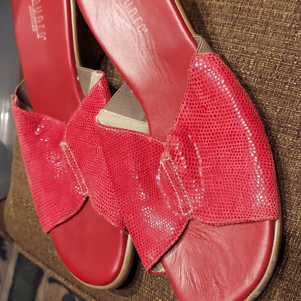 Munro American 11.5W red "walking wedge" sandals